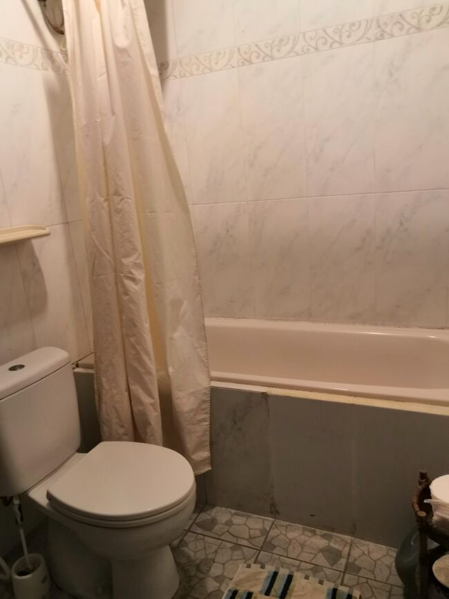 １階にもトイレはありますが、浴室＆トイレは２階です。<br />まうまう、全部(笑)ランドリーに出すので洗濯もしないんですが<br />お役立ちのタライがありましたよ、心憎いっす。<br />※このタライはお客様の置き土産らしいですのよ。(笑)<br /><br />バリ島チェックポイントのシャワーのお湯の温度＆水量<br />こちらもバッチリです(#^.^#)<br />まうまうが今まで泊まったホテルの中で１、２を競うレベルです。<br />