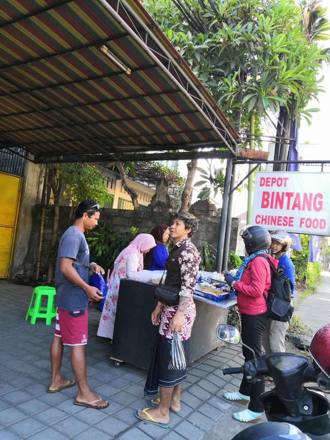 さて、お待ちかね　朝食の時間になりました。<br />リカサヌールで自転車を借りて（無料です）<br />バイパス沿いの出店に行きます。<br />淳子女将に、だいたい何を食べたいか連絡しておくと<br />アンテナを張っておいてもらえるようです。