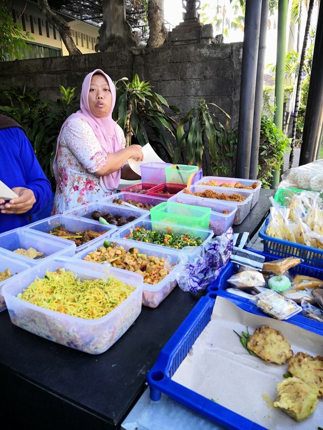 「おやっ　初めて見る顔だね、最近引っ越してきたのかい？<br />おかずは、いっぱいあるから、好きなの入れてあげるよ」<br />＼( 'ω')／　わーい　美味しそう<br /><br />