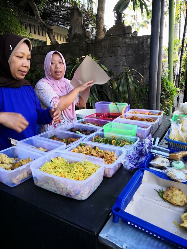 アヤム（鳥）とテンペ（納豆固めて煮つけた）と<br />カチャンパンジャン（茹でたインゲンの和え物）を入れて<br />5000Rp分ちょうだーぃ　ブンクスだよ～。