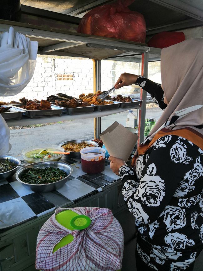 こちらは、バイパスに出たとこの角のワルン<br />おまかせで5000Rpで作って頂戴　いぶぅ－