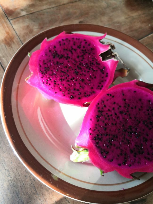 食後のフルーツですね。<br />ブアナガ（ドラゴンフルーツ）です。<br />