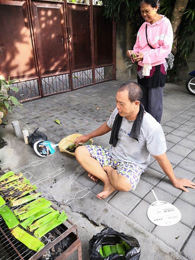 さあ　リカサヌール恒例の忘年会です。<br />「焼き」担当は、<br />いつも頼りになるリカのご主人クトゥ氏です。<br />ペペスを焼いております。<br /><br />※　毎日パーティやってません。いつもは落ち着いた静かな宿です。<br />