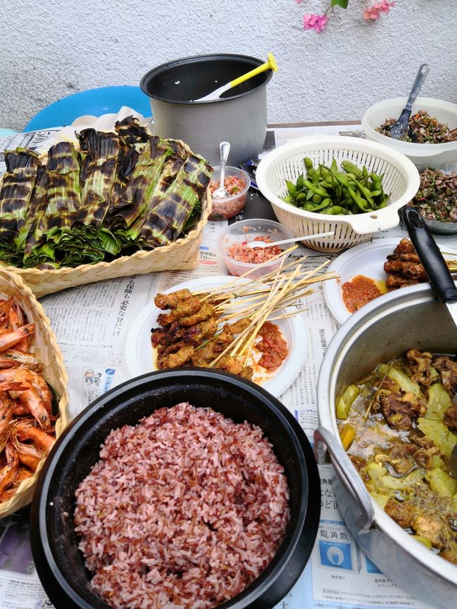 ご飯は、赤米、白米を炊いてくれました。<br /><br />このパーティのシステムは、会費制で食事は食べ放題。<br />飲み物は各自で持ち寄りください、とのこと。