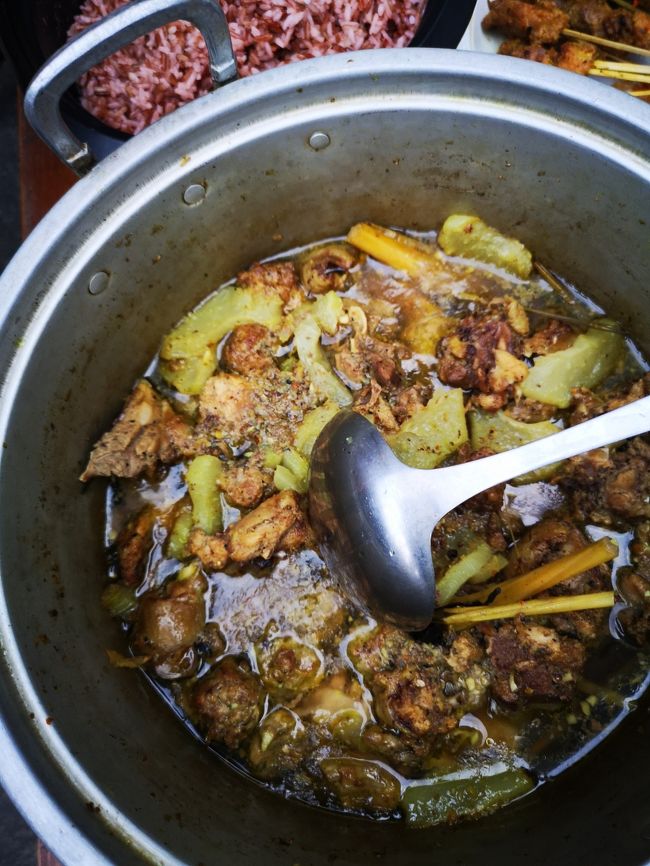 特製の鶏スープは朝から仕込みます。<br />料理の担当はご主人。<br />バリの男性って、お料理上手な方が多いですね。