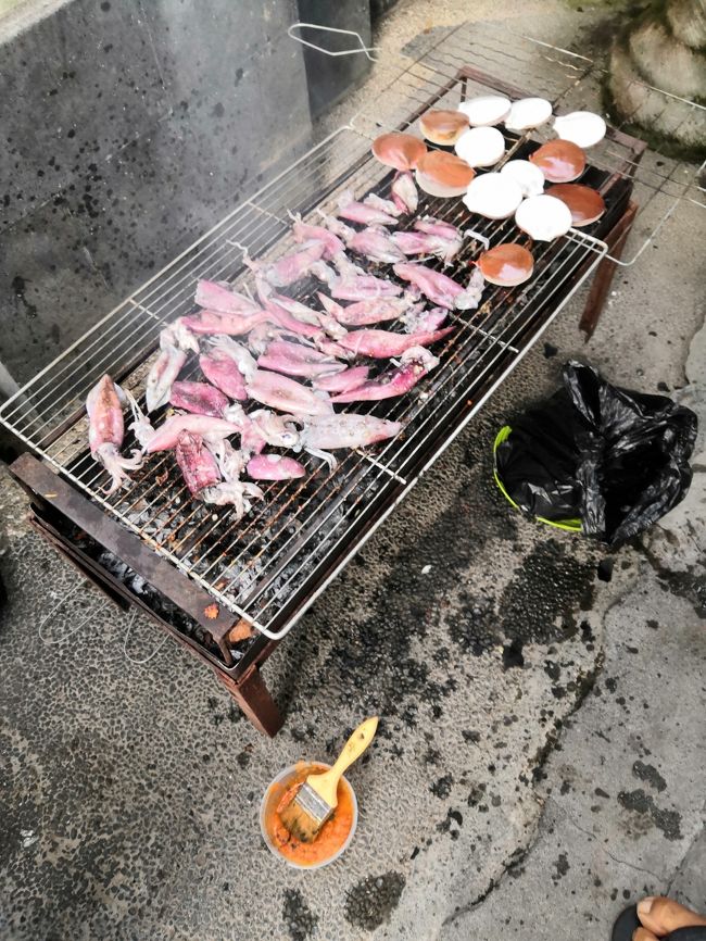 貝焼き　と　イカ焼き　です。<br />（洒落ではないですよ）