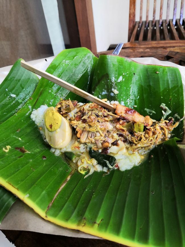 こちらがブブル(お粥）<br />サテや玉子も入ってる豪華版ブブル。<br />これで10000Rpならお値打ちか。