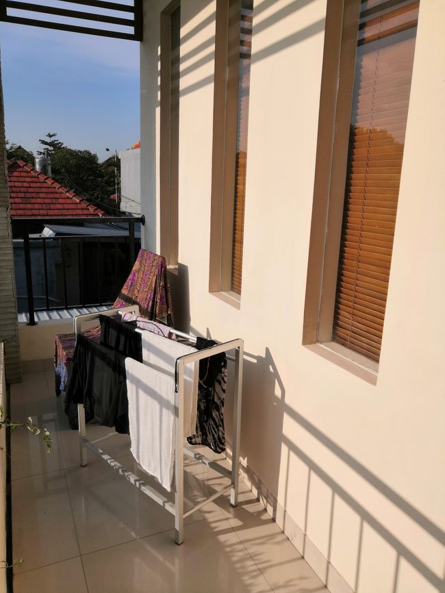 まうまう、洗濯はしませんが、<br />乾かしたい水着やサロンは<br />この日当たりのよいベランダに干します。<br />風通しもいいのですぐに乾きます。(^^)/