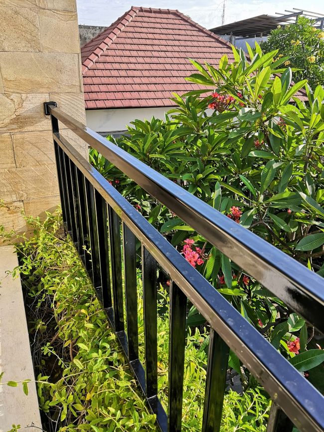 ベランダからの眺め、母屋を覗く方面・・・ぬふ<br /><br />他に１部屋平屋のお部屋があるのですが、<br />またここが、大人気っ！<br />みなさん、帰る時に来年の予約を入れているようです<br />。。。どこぞの有名旅館のようですね(#^^#)。<br />我が家も、いつか、このお部屋の住人になりたいと<br />ひそかに、狙っておりますよ、はい・・・(^^♪<br />この部屋は空いていたら、すぐに予約するのがコツだと思います。<br />