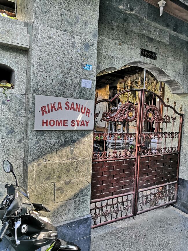 右側を見て！ここよ！<br />ここが噂のお茶目な日本人女将の仕切るホームステイです。<br /><br />セキュリティゲートです、どなたさまも外出の際は<br />「開けたら締める」が基本ですので、よろしくお願いします。<br />