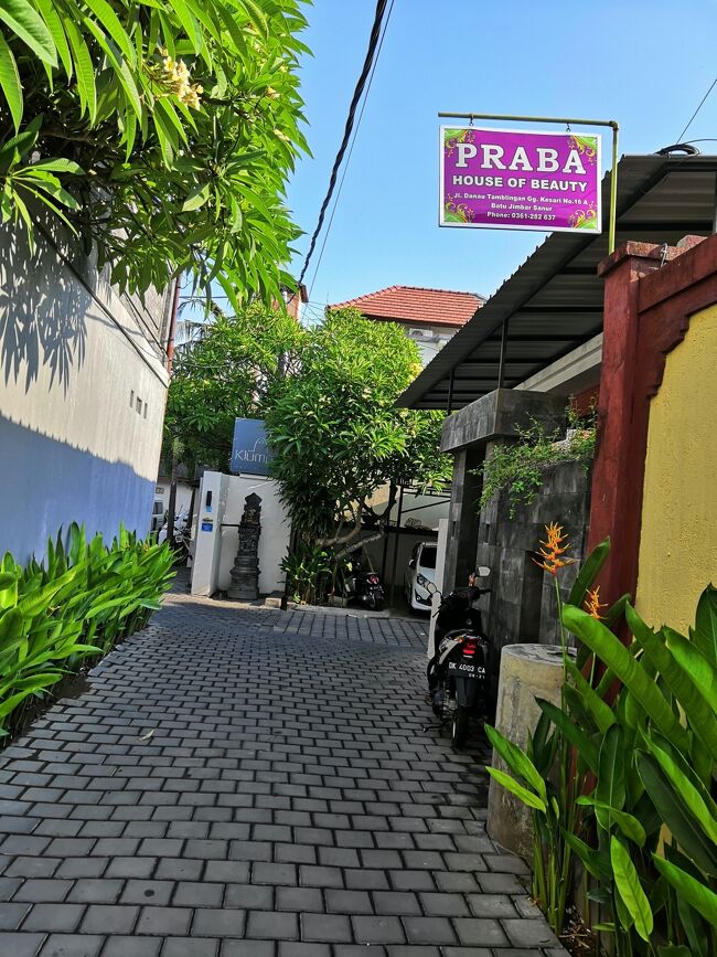 「るるぶ」にも掲載されている<br />サヌールの有名街スパPRABAの前を通ります。<br />このスパはローカルさんも使っている美容室で観光客仕様になってません。<br />