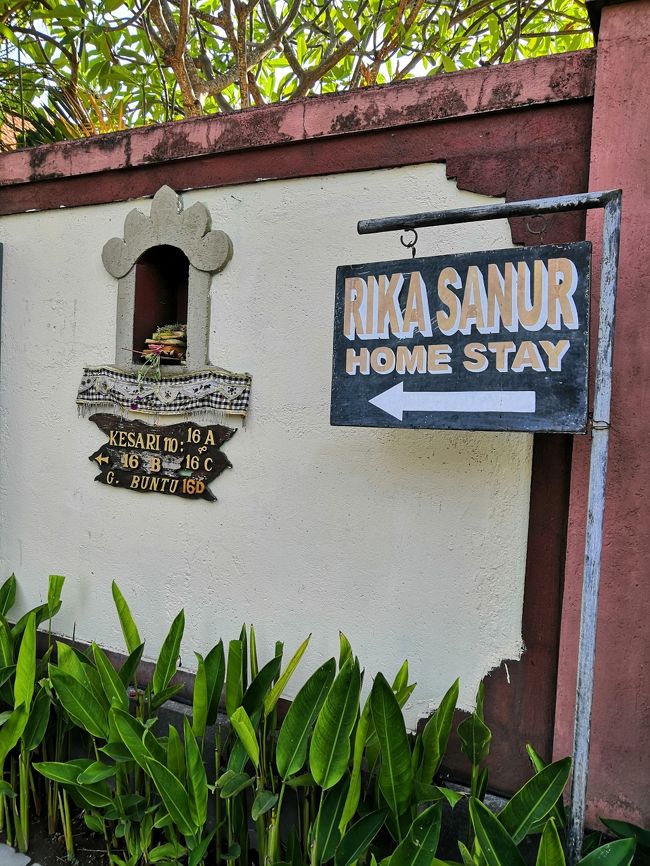 まずは場所ね。<br />https://goo.gl/maps/rYSaYErSUqWFDvL6A<br />タンブリンガン通りから<br />ケサリkesari通りに入って徒歩３分です。<br />この看板に従ってこっちよ