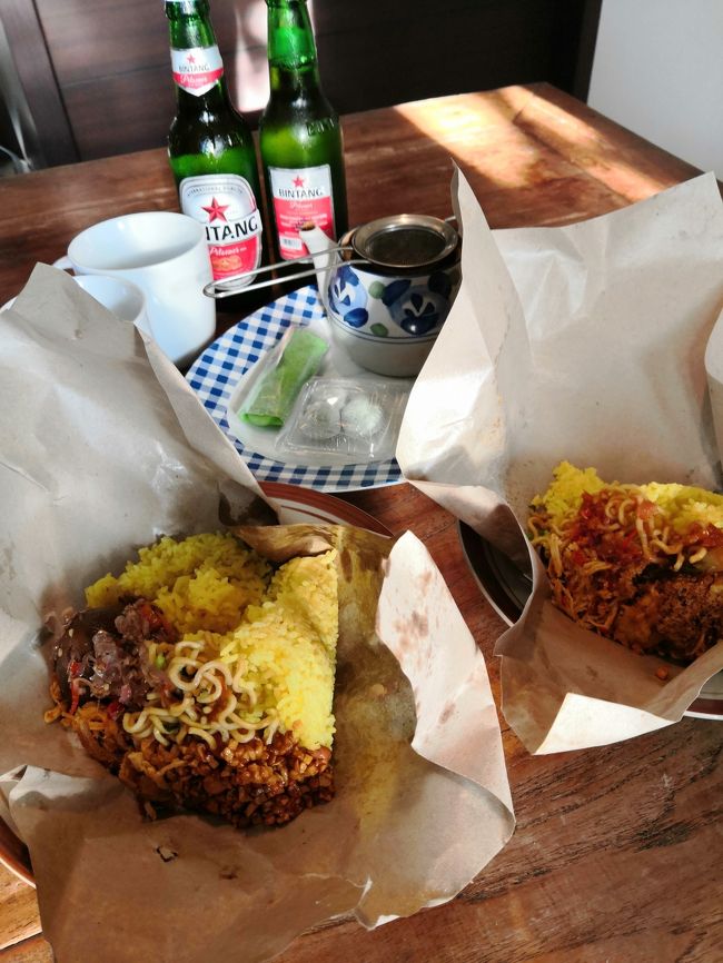 ナシクニンの包みを二つ揃えて<br />さっそく食べ比べですよ。<br />これじゃ朝からビールが進んじゃいますよ。