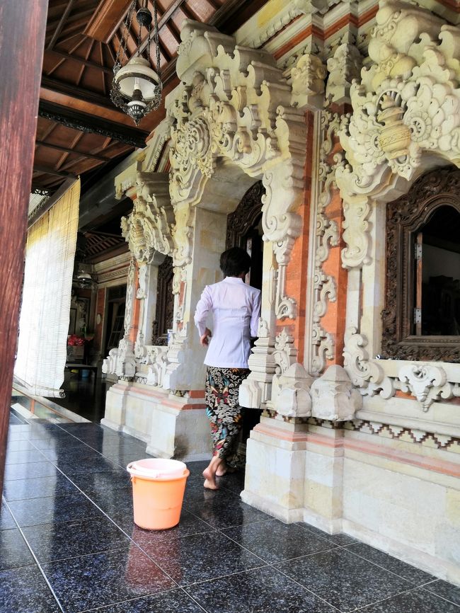 サヌールで３泊、短い滞在でしたが、<br />お世話になりました。<br />実はまうまう滞在中、夜寝る時以外<br />お部屋の施錠をしていません・・・(^-^;<br />それがいいか悪いかは、わかりませんが、<br />心がほどけている証拠です。(*^。^*)<br />親戚のお家に遊びに来ている感覚ですね。<br /><br />しかし、今回の雨季は雨が降りません＆そして熱い！（誤字ではないです）<br />雨不足でバリ島の皆様の生活に支障がないことを祈っております。<br /><br />最後にクバヤを着たキリっとした後ろ姿が<br />なんとも素敵な淳子女将をご覧いただきます。<br />手前のバケツはご愛敬ということで(笑)<br /><br />また、ゴールデンウィークに行くよ～～～～ん。<br />今度はカチュよ（なぞ）