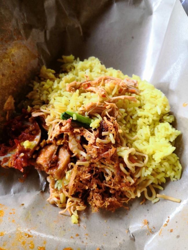 また別に日に、おかずを変えてもらいました。<br />毎日、ナシクニンが食べられます。<br />ナシクニン＝ターメリックライス<br />　うこんですね。<br />サフランライスではないです。