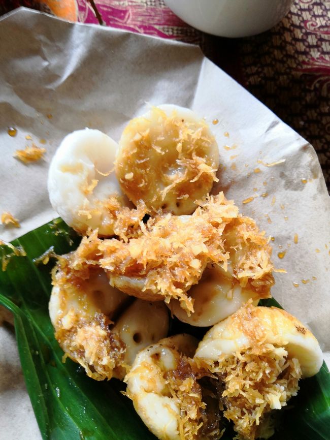 ラックラックもあります。<br />これで3000Rp　生焼け風のもちもちホットケーキに<br />クラパムダ（ココナツ削り）と<br />グラメラ（キビ砂糖のタレ）をたっぷーり