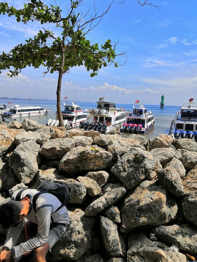 サヌール→ヌサプニダ　片道の切符は150,000Rp<br /><br />わかりやすいチケット売り場はJL,Hang Tuahの<br />https://goo.gl/maps/gc3PGAxXMZ4hFY8f8<br />Perama Tour &amp; Travel<br />どこの船に案内されるかは、その場で決まります(笑)<br /><br />港のどんづきにはパブリックボートのチケット売り場があるよ。<br />片道（外人価格）200,000Rpなので、だったらプラマ社の方が安いね。<br /><br />今回のプニダへの渡り方<br />https://4travel.jp/travelogue/11591559<br />サヌールの浜や旅行代理店でチケットを買うと、<br />ホテルから港までの送りがついて150,000Rpです（参考価格要交渉）。