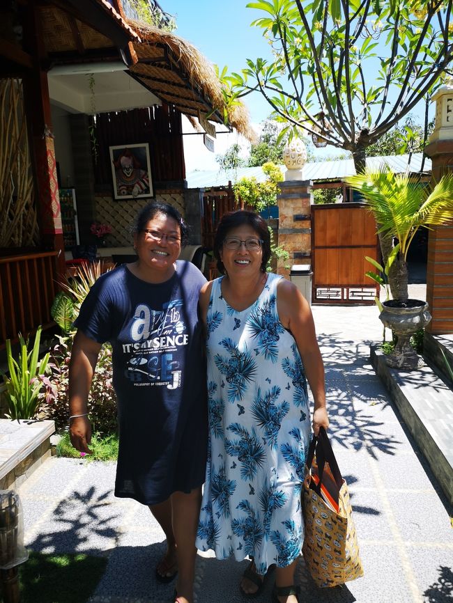 トヨパケ港から白タクで70,000Rp<br />所要約20分強、結構遠い印象。<br />チェックイン後、オーナーの登場です。　<br />えっ？姉妹？双子？Σ(￣□￣|||)<br />　まうまうは右側ですよ！！<br />他人じゃない感　ありあり