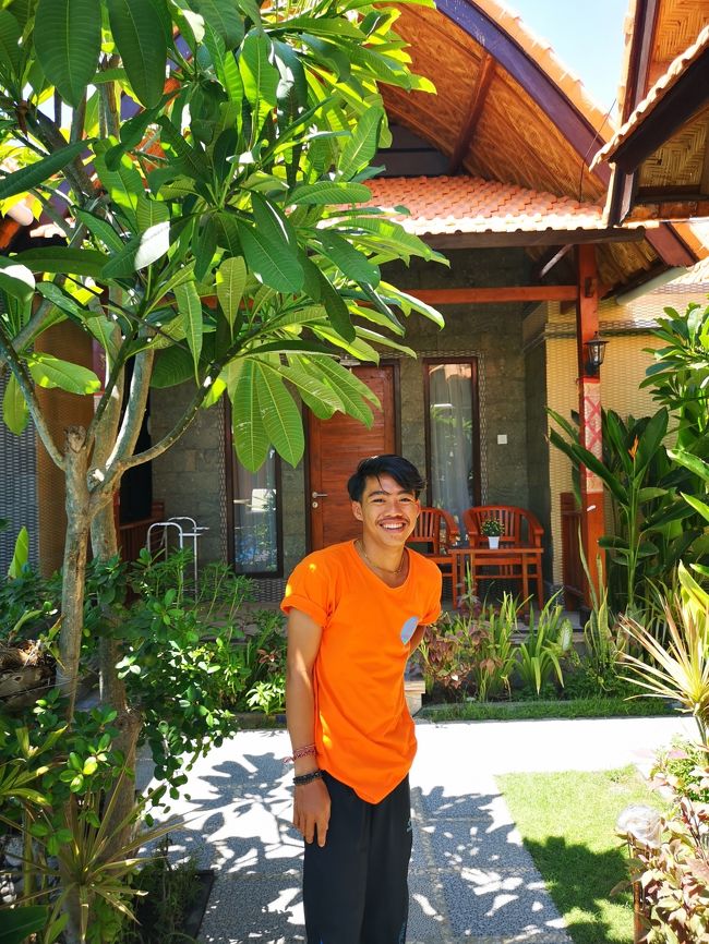 若いスタッフ　ボーイ<br />全７室のこじんまりした可愛いアコモ。<br />プールフロントをアサイン。(*^-^*)<br /><br />翌朝、バタバタ出発支度してフェリーに<br />間に合うように港へ送ってくれたのは彼です。<br />ありがとうございましたぁ(*^。^*)