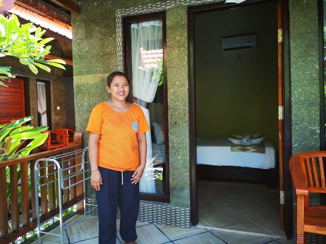 若いスタッフ　ガール<br />ここが私たちのお部屋です。<br />広いテラスがあります。<br /><br />・・・プニダ島、旨い物がまだみつかりません・・・<br />・・・安全に泳げる海もまだ見つけられません・・・