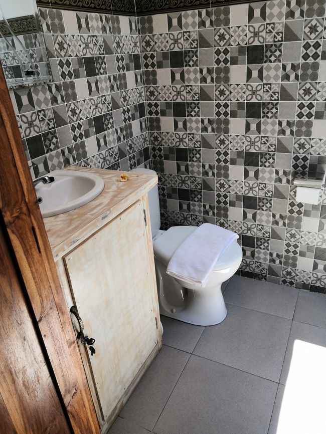 可愛らしい壁紙のトイレ＆洗面<br />外からの採光で、気持ちいいバスルームです。