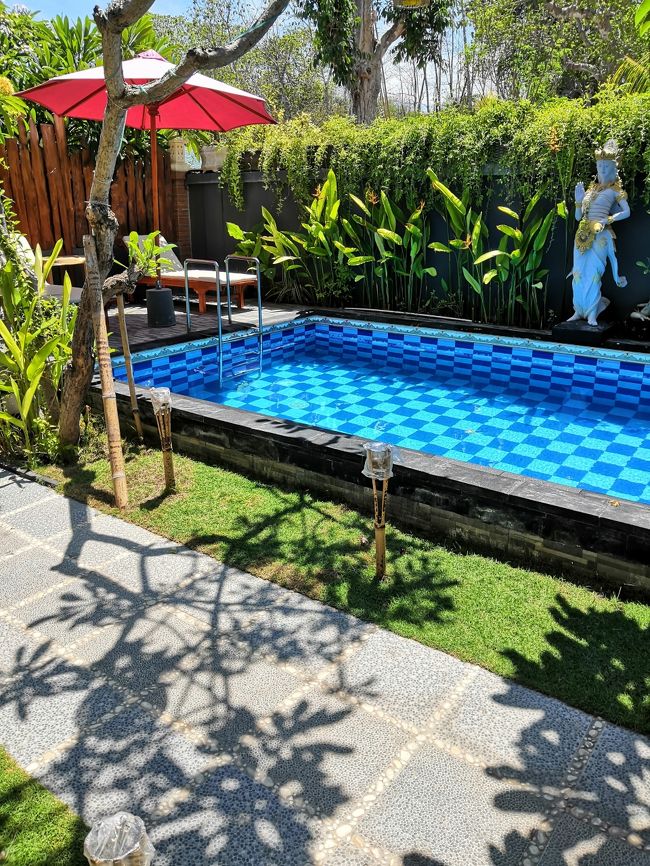 テラスから３歩でプールにドボンっ！(笑)<br />私の理想のお部屋が1泊2300円！<br />急に朝8時のフェリーでパダンバイに渡ることに決めたので・・・<br />テラス朝食をキャンセルしたけれど、<br />Booking.comの写真だと、結構いい線いってる朝食だわ。