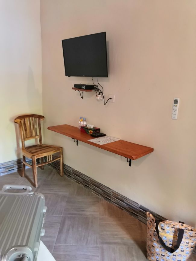 テレビもあります。インドネシアの放送のみ。<br />セイフティボックスはないです。<br />プニダ島への小旅行を計画中の貴女！<br />はい、あなたです（なぞ）！<br />大きい荷物はサヌールのホテルに預かってもらって<br />小さいキャリーケースもしくはバックパックのみが便利よ。<br />プニダに限らず、レンボンガンやギリへ行く方も、<br />トランク（大）はどこかに預かってもらった方がいいわね。