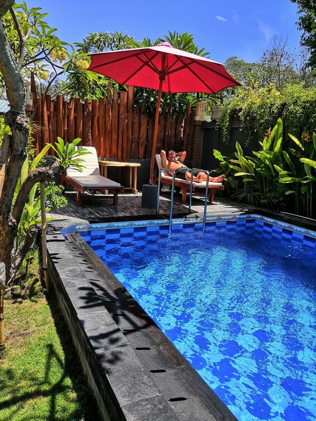 プールは小さいですが、<br />他の宿泊者がまだいなかったので貸し切りプールです。<br />水はクリアで冷たくて気持ちいいです。