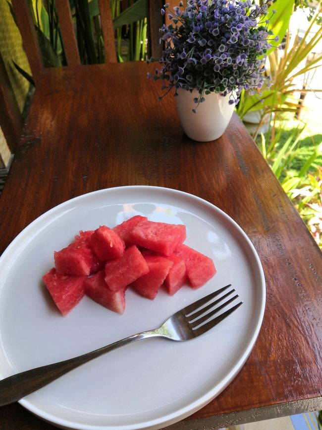 ウエルカムフルーツだよ～ん、めしあがれー。<br />ありがとーございます。<br />いっただきまーす(*^。^*)<br />う～ん甘いスイカだね。