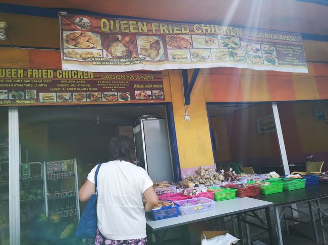 それだけじゃ、足りませんわな・・・当然(*^▽^*)<br />並びのフルーツ並んでいるワルンを覗いてみたよ。<br />どうやら、鶏のから揚げが、食べられるワルンのようです。<br /><br />