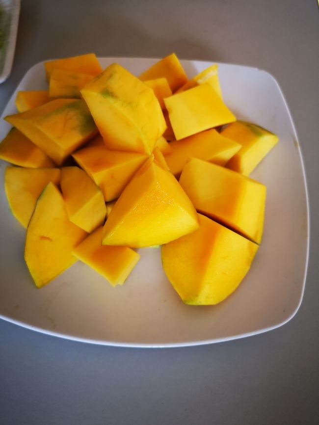 大きいマンゴー１こ　20,000Rp