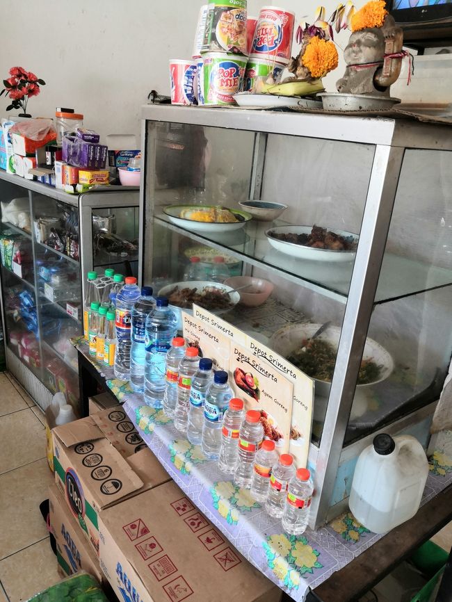 東部観光後、クソ暑かったし、<br />お腹減ったので、サンパランのメイン通りにある<br />ローカルワルンで、ナシゴレンとナシチャンプルを<br />ちゃちゃっと食べます。