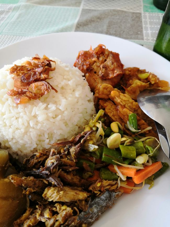 私は、ナシチャンプル　15,000Rp<br /><br />以前、クリンキンビーチでナシゴレン、ナシチャンプルを食べて<br />どちらも50,000Rpだったので（げっぼったくりですか！）<br />べたな観光地で観光客のいる店では飯は食わないと誓った事件・・・(笑)