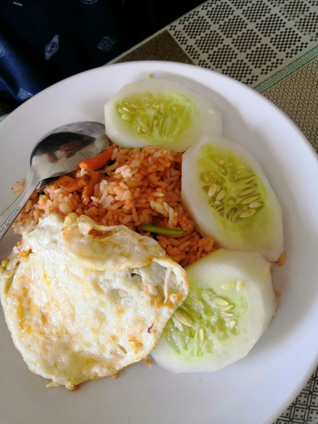 俺さまピロ君は、ナシゴレン・・・<br />15,000Rp<br />鶏のから揚げが１つ付きます。<br />盛り忘れていたようです。わたしの皿に乗ってました。