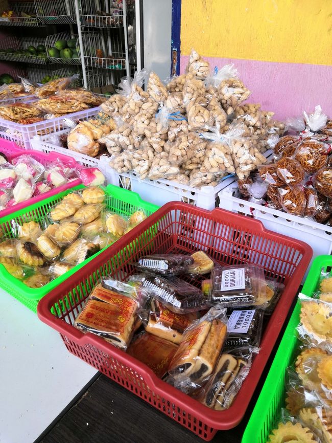 店頭には　ジャジャンです。　<br />バリ島のトラディショナルなお菓子が並んでいます。