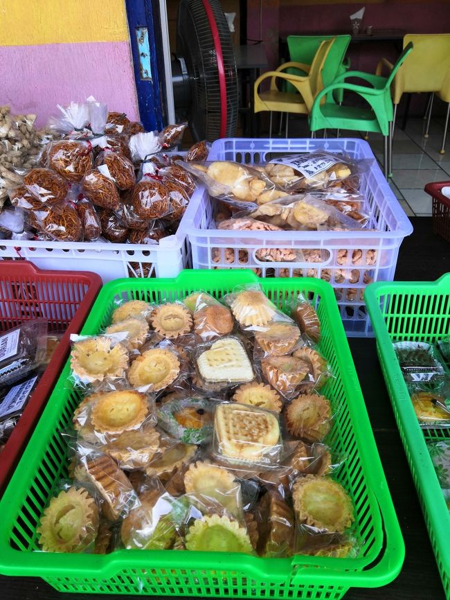 店頭には　ジャジャン　<br />バリ島のトラディショナルなお菓子が並んでいます。