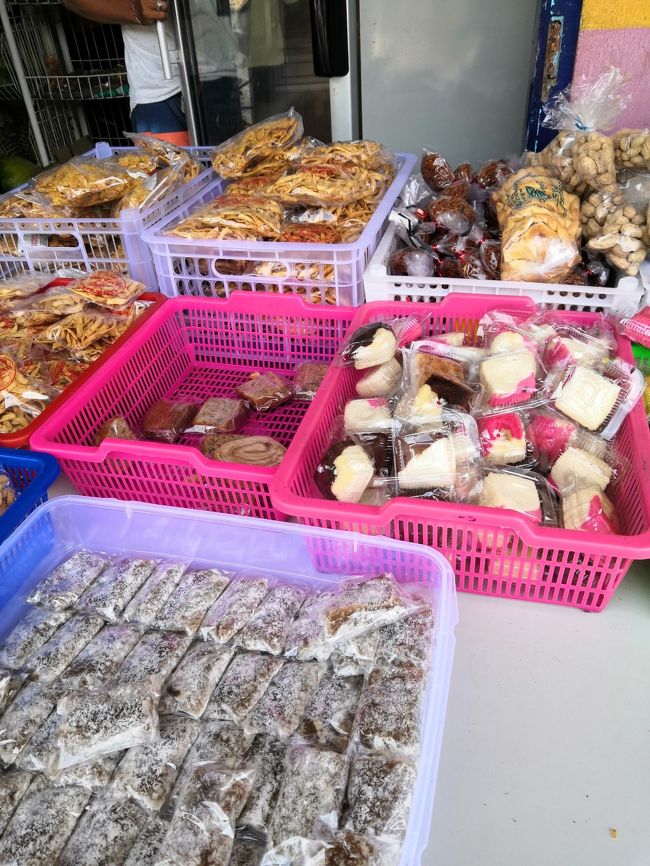 店頭には　ジャジャン　<br />バリ島のトラディショナルなお菓子が並んでいます。