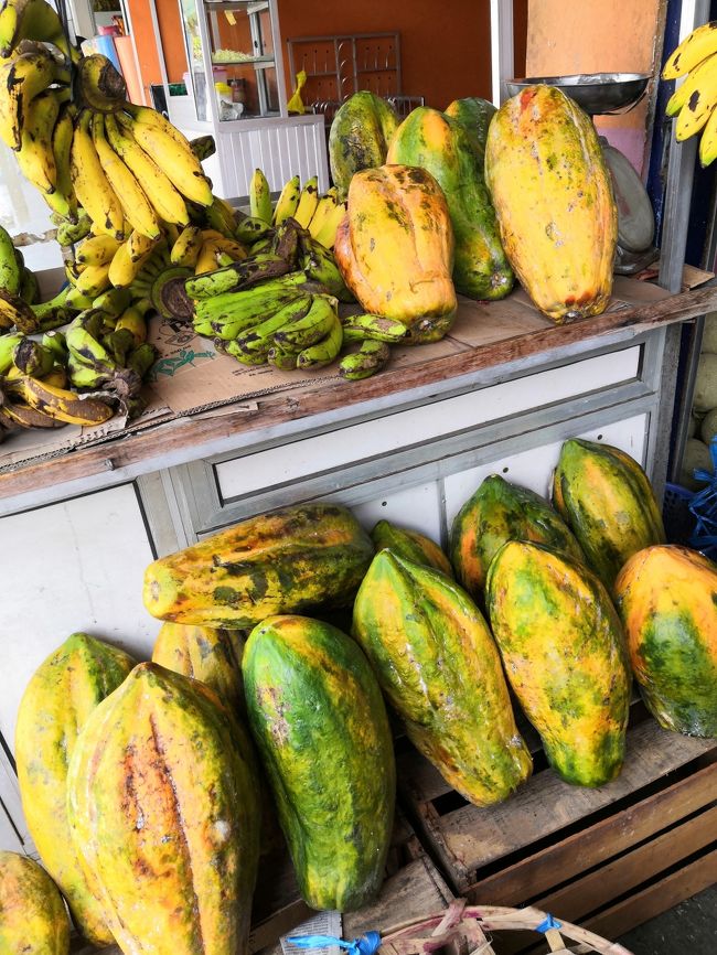 パパイアかーい？<br />いえいえ、マンゴが食べたいです。<br />１個、剥いてもらえます？<br />