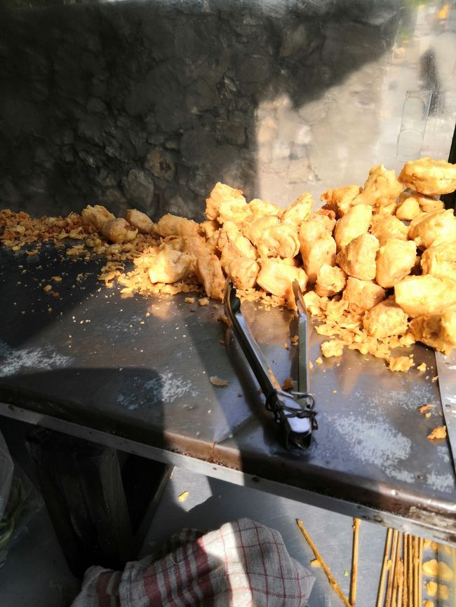 タフイシ（豆腐の中に、何か詰めて揚げ）<br />ウビゴレン（ズバリ！いも天）<br />おやつのつもりがお腹にずっしりきいちゃって(笑)<br />夕飯が食えない・・・<br />プールで泳いでも腹ごなしできない。。。<br />プニダの夕食は「なし」(>_<)<br />一応センゴールでチマチマと買い食いする計画でした。<br />そうよ、<br />まうまうにも、たまには、そいう日もあるのだ・・・<br />