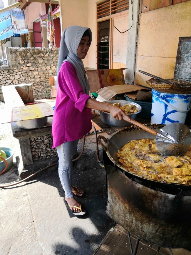 お向かいのゴレンガン（揚げ物屋台）<br />