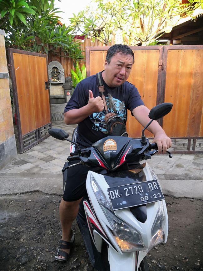 レンタルバイクが準備できました。<br />１日（明日チェックアウトまで使っていいです）<br />80,000Rp（ガソリンは自分で入れてください）<br />すぐそばにプルタミナ（GS)があるので、<br />「15,000Rp分入れて」と言えば満タンです。<br /><br />さ！東部の景色を見に行きますよ！！<br />https://4travel.jp/travelogue/11591559<br /><br />※インドネシアで有効なバイクの免許は日本発行の「国際免許」ではないです。「バリ島では有効」「俺だけは大丈夫」など怪情報が出回ってます。サヌール界隈でもポリスに止められて「袖の下」を要求されるなどありますので、しっかりした情報ソースから各自確認してください。