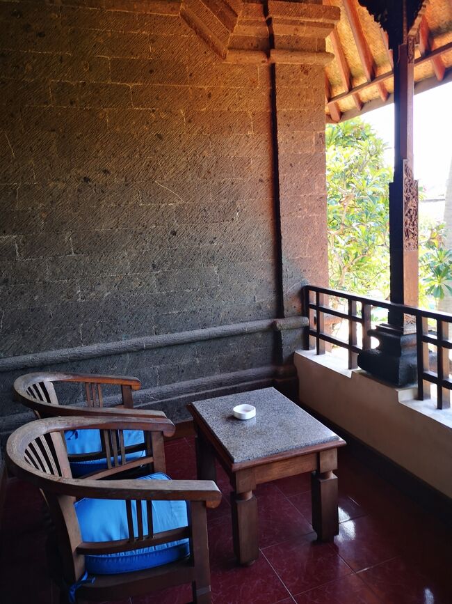 広いテラスが嬉しいクラシックなホテル。<br />バリ島（インドネシア）ではテラスって<br />重要な場所らしいんです。<br /><br />