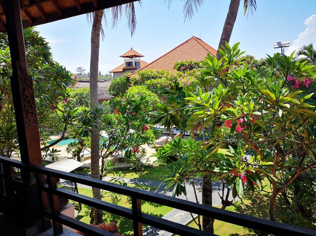 ２階のお部屋をアサインされたよ。<br />あれ？１階のプールに面したお部屋希望なんですが・・・<br />あぁ、１階はツインベッドで、<br />今は、タイ王国からの団体・ダイビングのお客さまで満杯です。<br />り　り　り　了解っでーーす。(>_<)