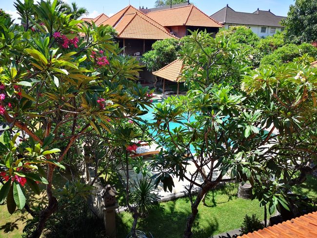 ベランダ（テラス）からの眺めです。<br />プリライホテルにはプールが３つもあります。