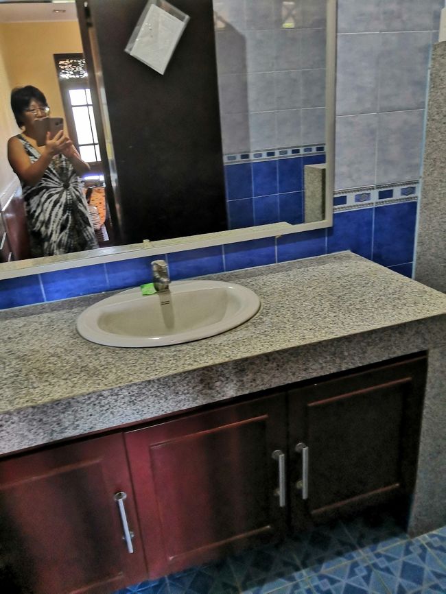 アメニティは石鹸１こ(笑)だけ<br />タオルはバスタオルとビーチタオルのみ。<br />このクラスのホテルでは普通のこと。<br /><br />