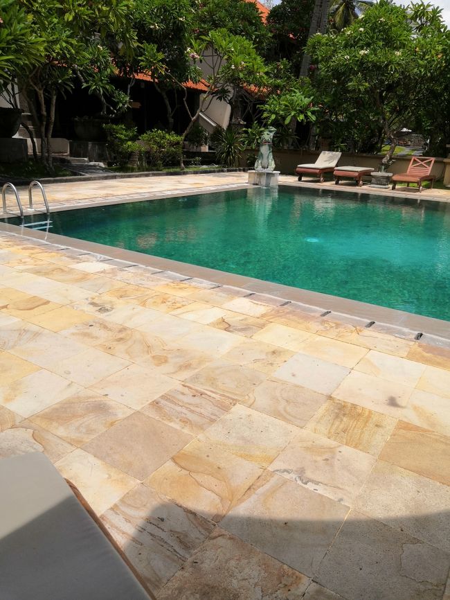 ヌサプニダ（１泊）～パダンバイ（２泊）<br />ヌサプニダでは<br />バイクで東側絶景巡り・ローカルフェリーに乗る<br />そしてパダンバイは<br />美味しい魚介焼き・早朝シュノーケリング<br />が目的です。<br />荷物はパッキングの必要ないキャリーケース（小）のみ。<br />夫婦だけで３泊なら、これで十分です。<br />大きいトランクはサヌールの素敵なお宿に<br />キープしてもらってます。(^^)/