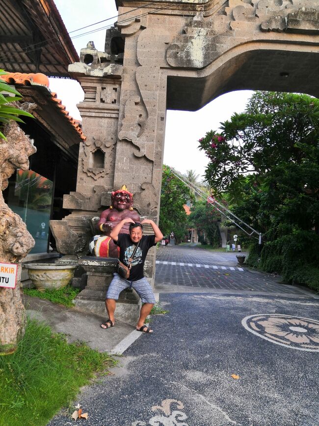 途中の掘っ立て小屋マンクーのワルンでブランチ(笑)して。<br />チェックインの２時には、少し早い12時前ですが、<br />お部屋に空きがあったようで<br />気持ちよーく通してもらえました。＼( 'ω')／<br />ラッキー