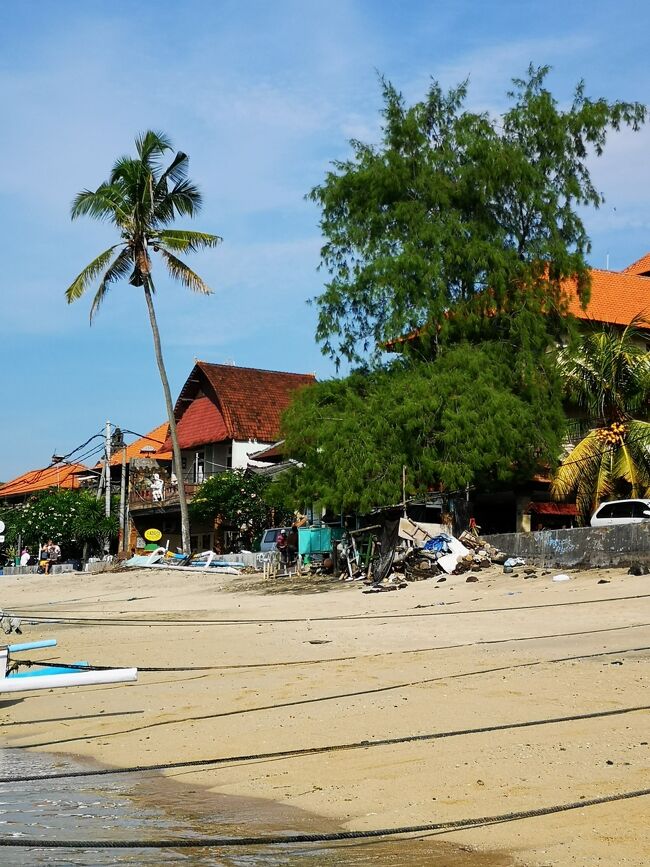 食後はタンジュンジュプンでシュノーケリング。<br /><br />パダンバイ（タンジュンジュプン）の<br />シュノーケリングは朝がいいらしいです。<br />昼間は波があったり、魚がいなかったり（爆）するらしいです。<br />ちなみに我が家は「朝」しか知りません・・・<br />