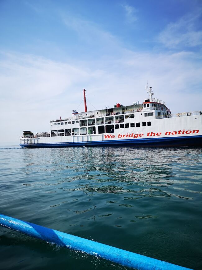 こちらはロンボクへ行くフェリーです。<br />４～５時間かかるようです。<br />いつかは、このフェリーに乗りたい・・・<br />と、思っています。<br /><br />ヌサプニダからのフェリーもここに到着します。<br />