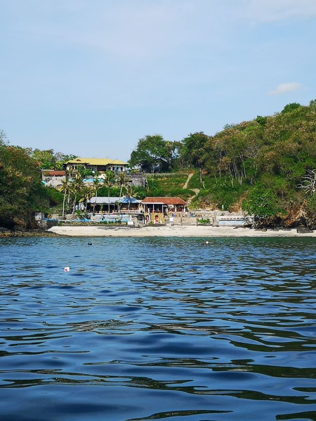 ビーチエントリーでシュノーケリングできる<br />ブルーラグンを通り過ぎます。